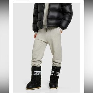 Revolve Net A Porter Tecnica MOON BOOT
Icon shell faux leather snow boots